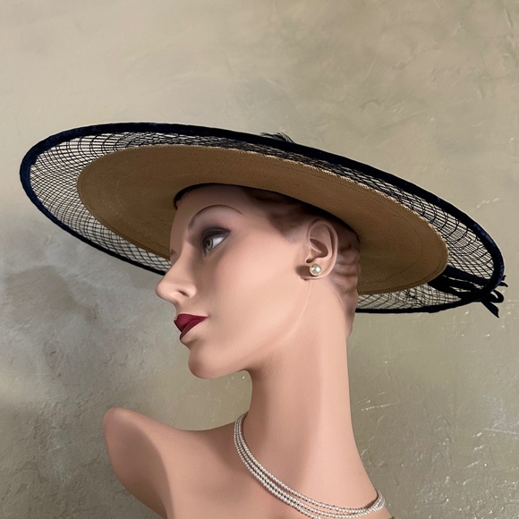1940'S NATURAL STRAW HAT WITH NETTING BRIM, NAVY VELOUR TRIMMING + NAVY FEATHER - Picture 5 of 11